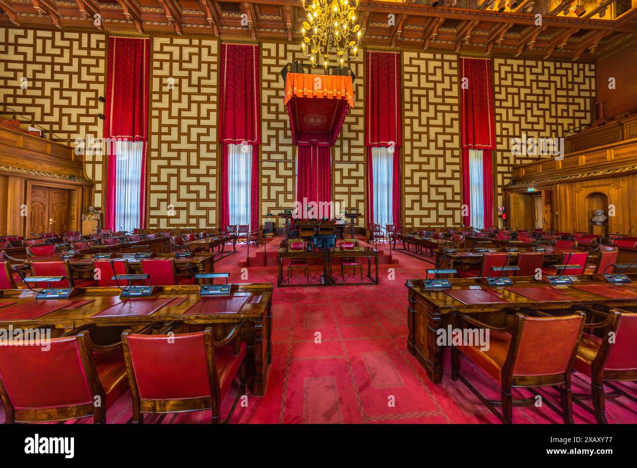 Salle du Conseil à Stadshuset Stockholm. La mairie, achevée en 1923, est le siège du gouvernement de la ville et du parlement de la ville. La salle avec ses nombreux meubles d'origine est utilisée pour les réunions hebdomadaires. Hôtel de ville de Stockholm (Stockholms stadshus). Bureaux du gouvernement au bord de l'eau achevés en 1923 et fabriqués en brique rouge avec une tour au sommet de lanterne. Stadshusträdgården, Stockholm, Suède Banque D'Images