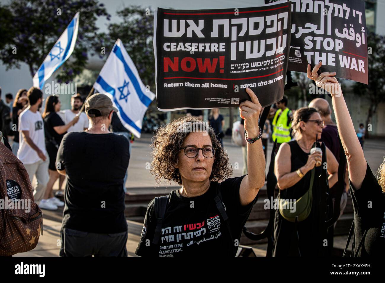 Tel Aviv, Israël. 8 juin 2024. Les manifestants tiennent des pancartes exprimant leur opinion lors d'une manifestation arabe israélienne commune. Des centaines de militants israéliens et arabes de la paix ont manifesté à tel Aviv pour appeler à mettre fin à la guerre à Gaza. (Crédit image : © Eyal Warshavsky/SOPA images via ZUMA Press Wire) USAGE ÉDITORIAL SEULEMENT! Non destiné à UN USAGE commercial ! Banque D'Images