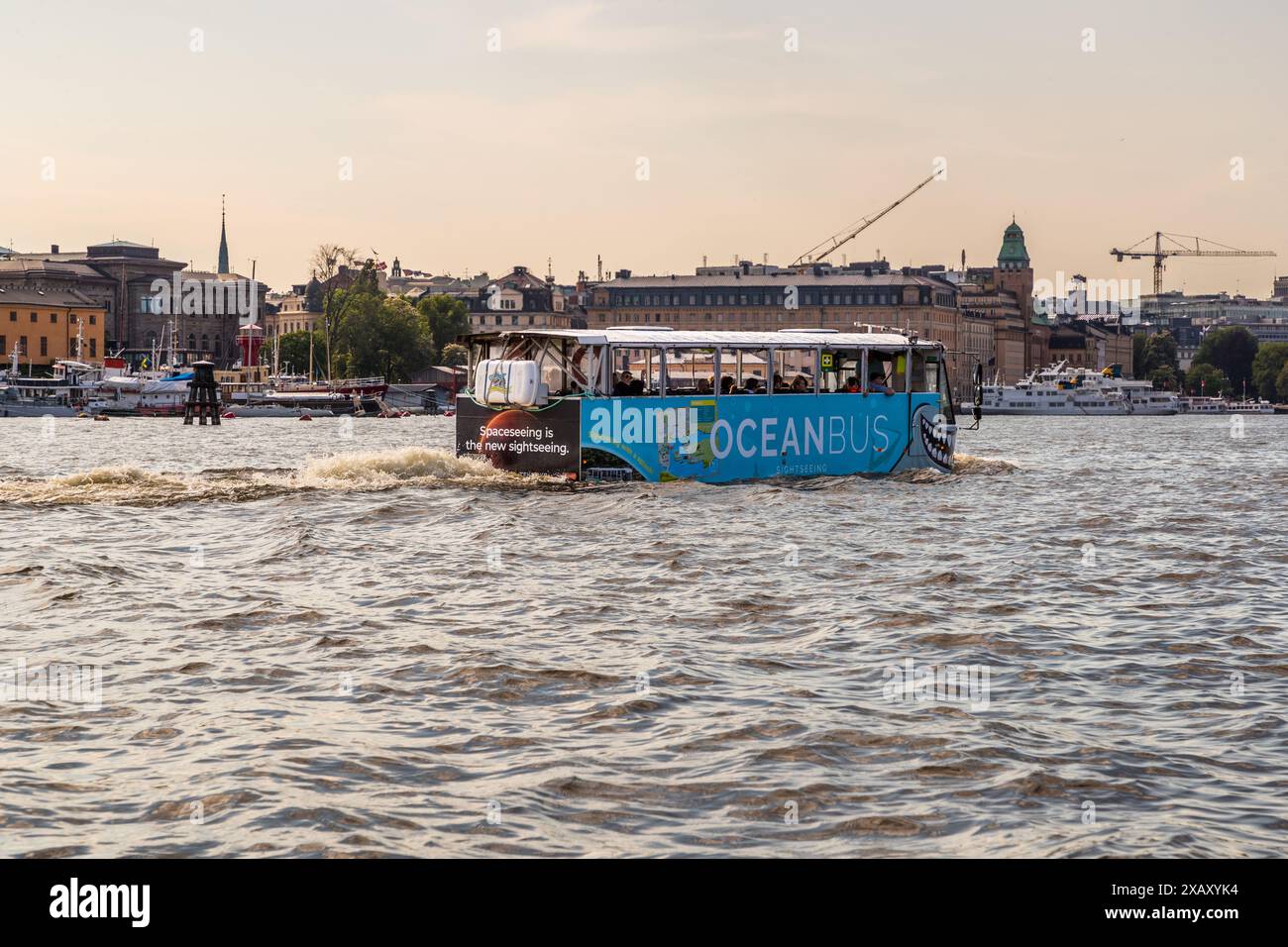 L'Oceanbus, un véhicule amphibie pour les visites de ville, traverse le port de Stockholm, combinant des tracés terrestres et aquatiques en une seule visite. L'entreprise fait la promotion de son concept avec le slogan "Spaceseeing est le nouveau sightseeing." Djurgårdsstaden, Stockholm, Comté de Stockholm, Suède. Banque D'Images