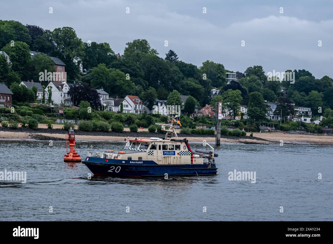 Hambourg, Allemagne - 05 25 2024 : vue du navire de police Amerikahöft sur l'Elbe avec la plage de l'Elbe et les maisons de Blankenese en arrière-plan Banque D'Images