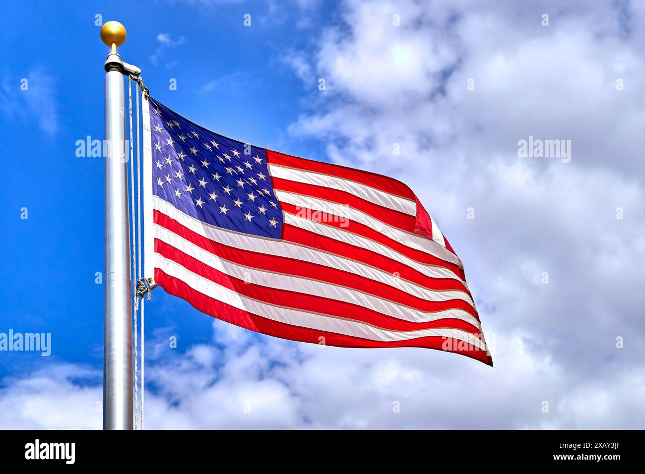 Etats-Unis d'Amérique - 7 juin 2024 : drapeau des Etats-Unis d'Amérique contre un ciel bleu *** Flagge der USA Vereinigte Staaten von Amerika vor blauem Himmel Banque D'Images