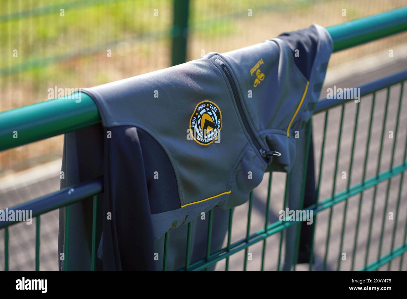 Veste Newport County Football Club drapée sur une rampe. Banque D'Images