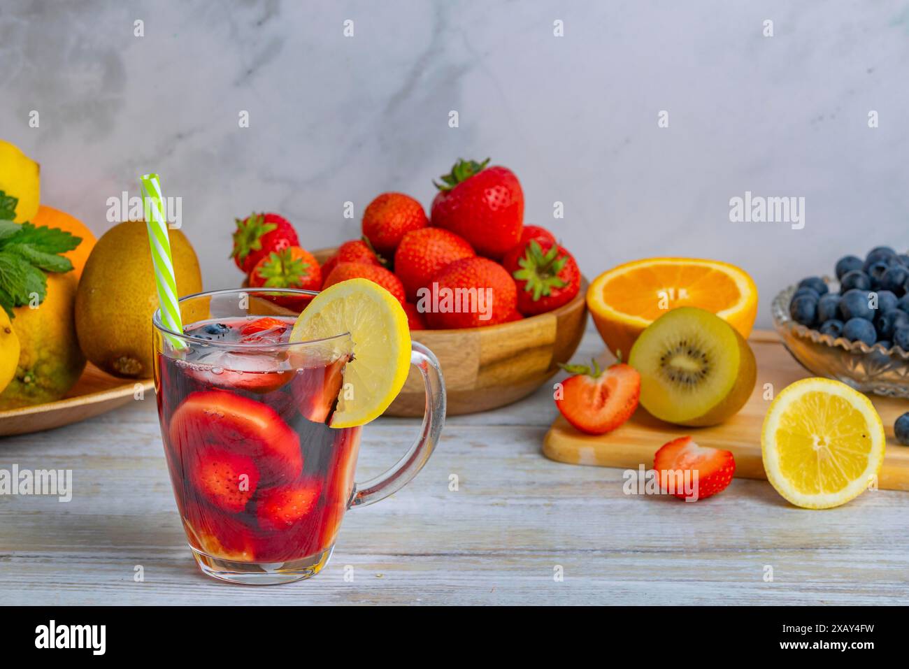 Sangria, vin rouge avec fruits frais et baies Banque D'Images