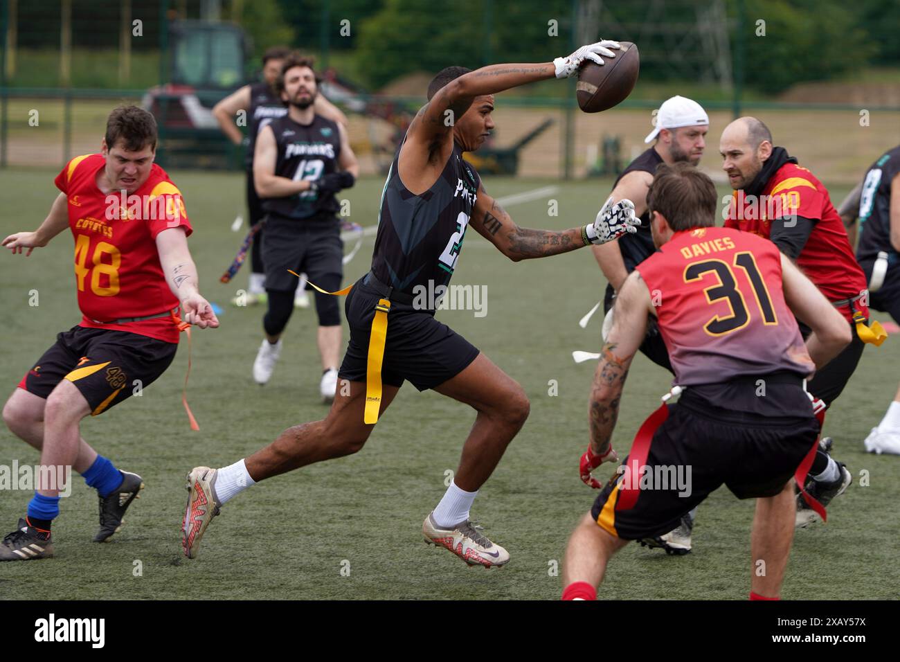 Black Running back échappant aux défenseurs aux Jeux BAFA en juin 2024 à Cardiff Banque D'Images
