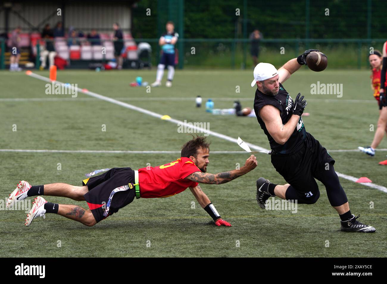 Defender ne fait pas tout à fait le tag aux Jeux BAFA en juin 2024 à Cardiff Banque D'Images