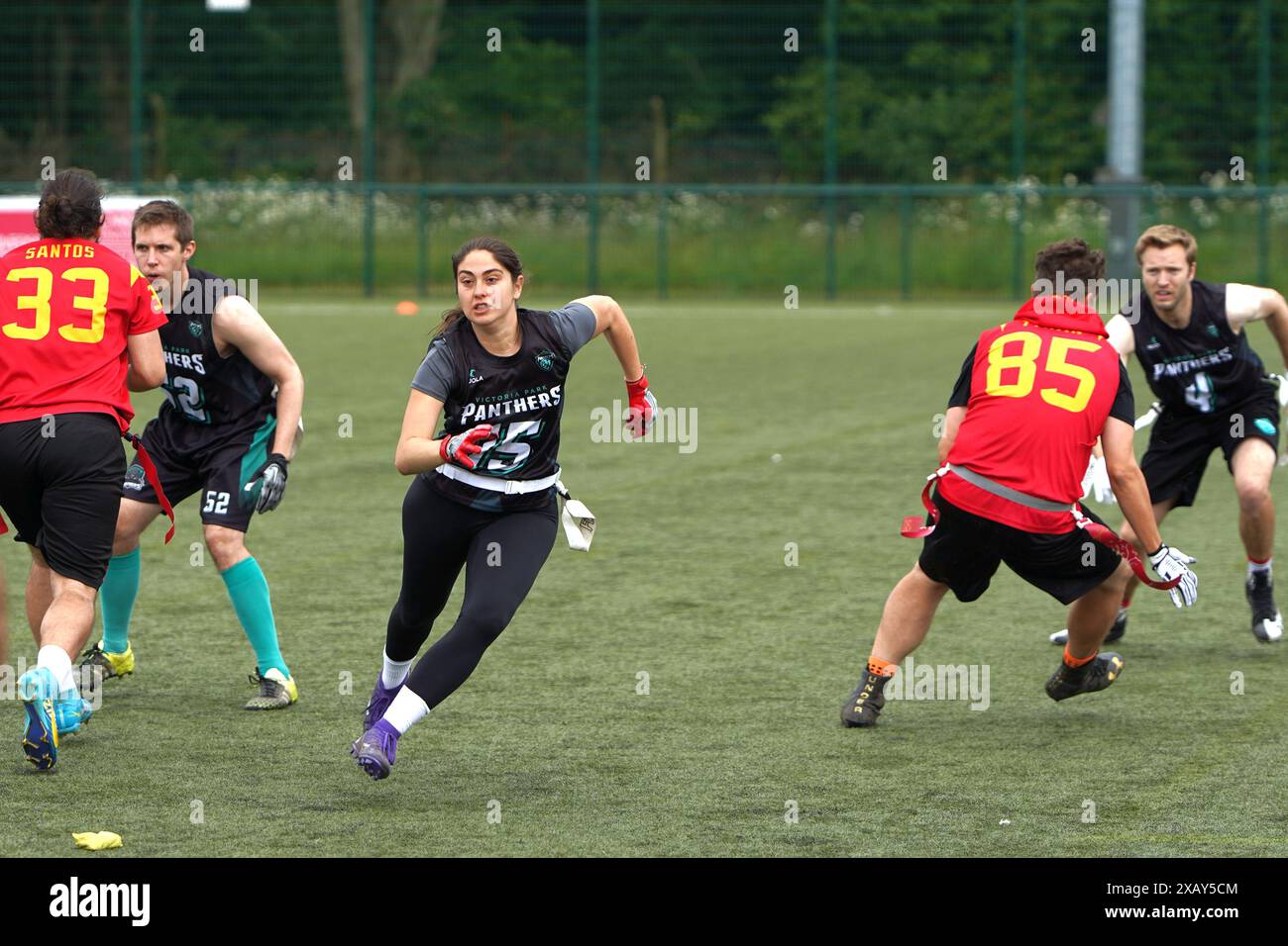 Rusher féminin qui charge le quarterback aux Jeux BAFA en juin 2024 à Cardiff Banque D'Images