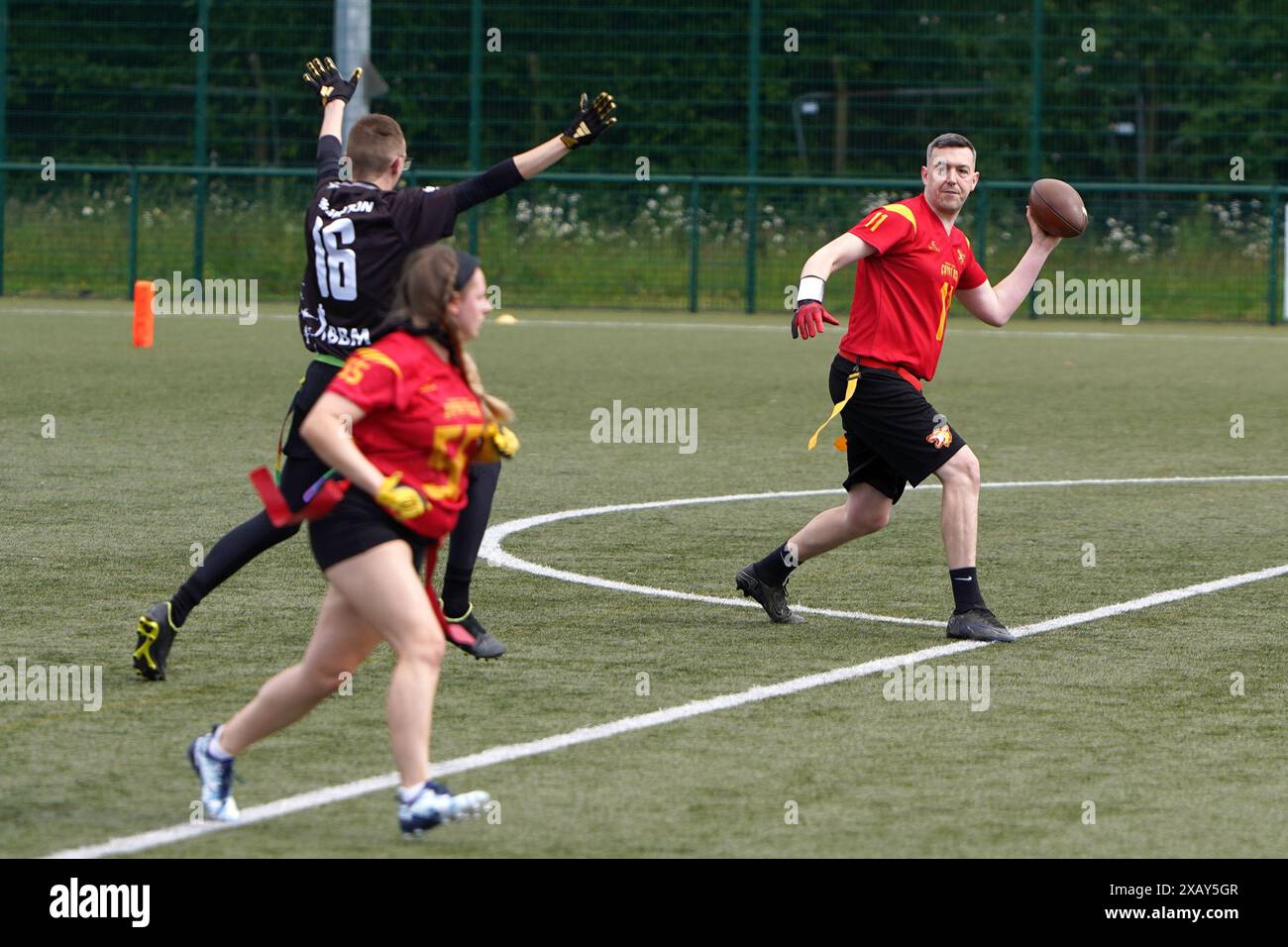 Quarterback masculin passant à un receveur féminin aux Jeux BAFA en juin 2024 à Cardiff Banque D'Images