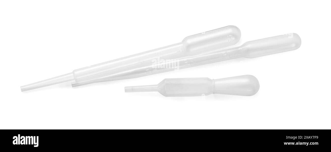 Trois pipettes de transfert propres isolées sur blanc, vue de dessus Banque D'Images