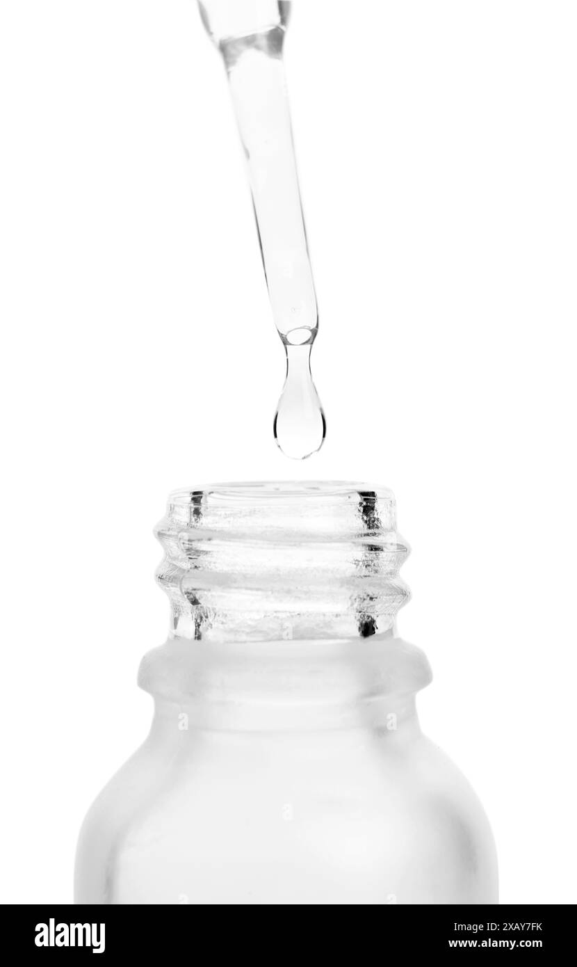 Goutte à goutte du liquide de la pipette dans le flacon isolé sur blanc, gros plan Banque D'Images