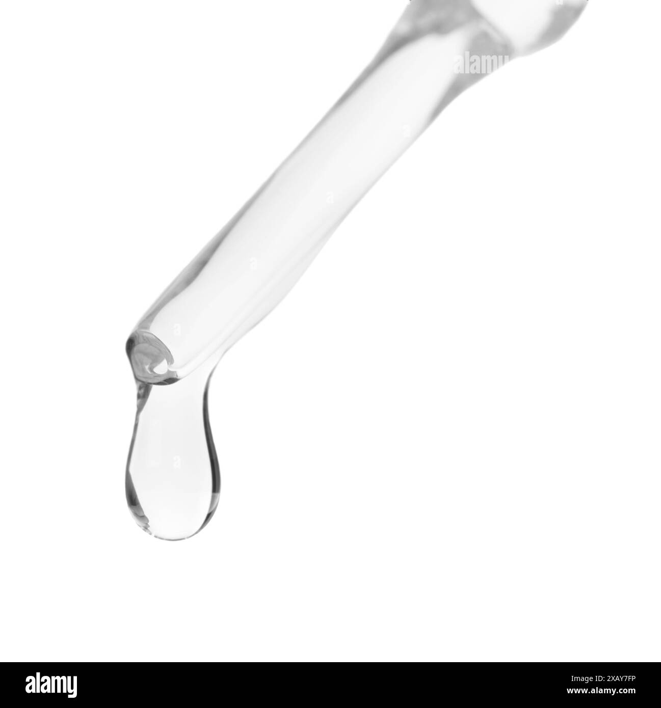 Goutte à goutte liquide de la pipette isolé sur blanc, gros plan Banque D'Images