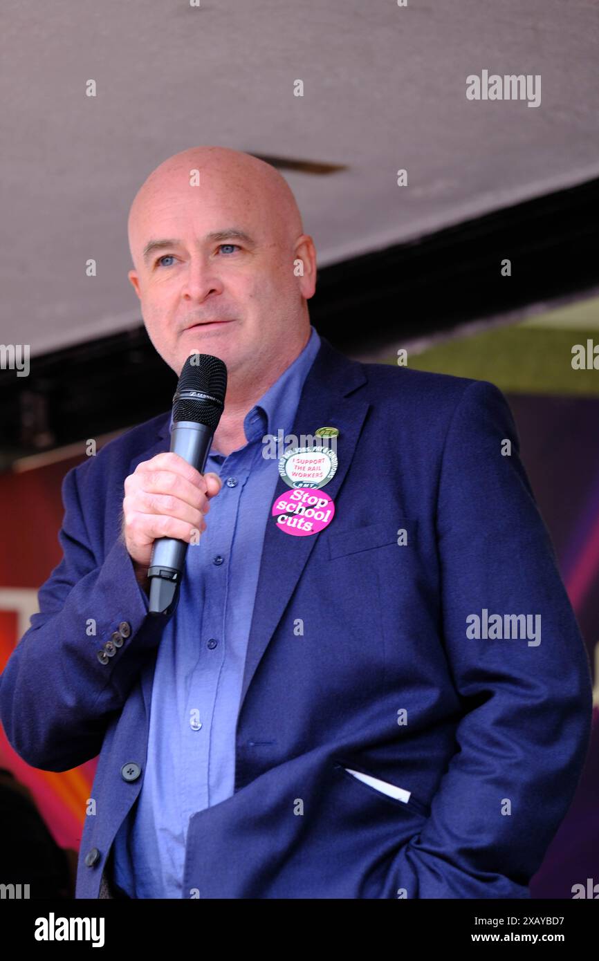 Londres, Royaume-Uni. 2 octobre 2022. Mick Lynch s'adresse aux milliers de partisans des syndicats lors de la manifestation Britain is Broken. Mark Lear / Alamy Banque D'Images