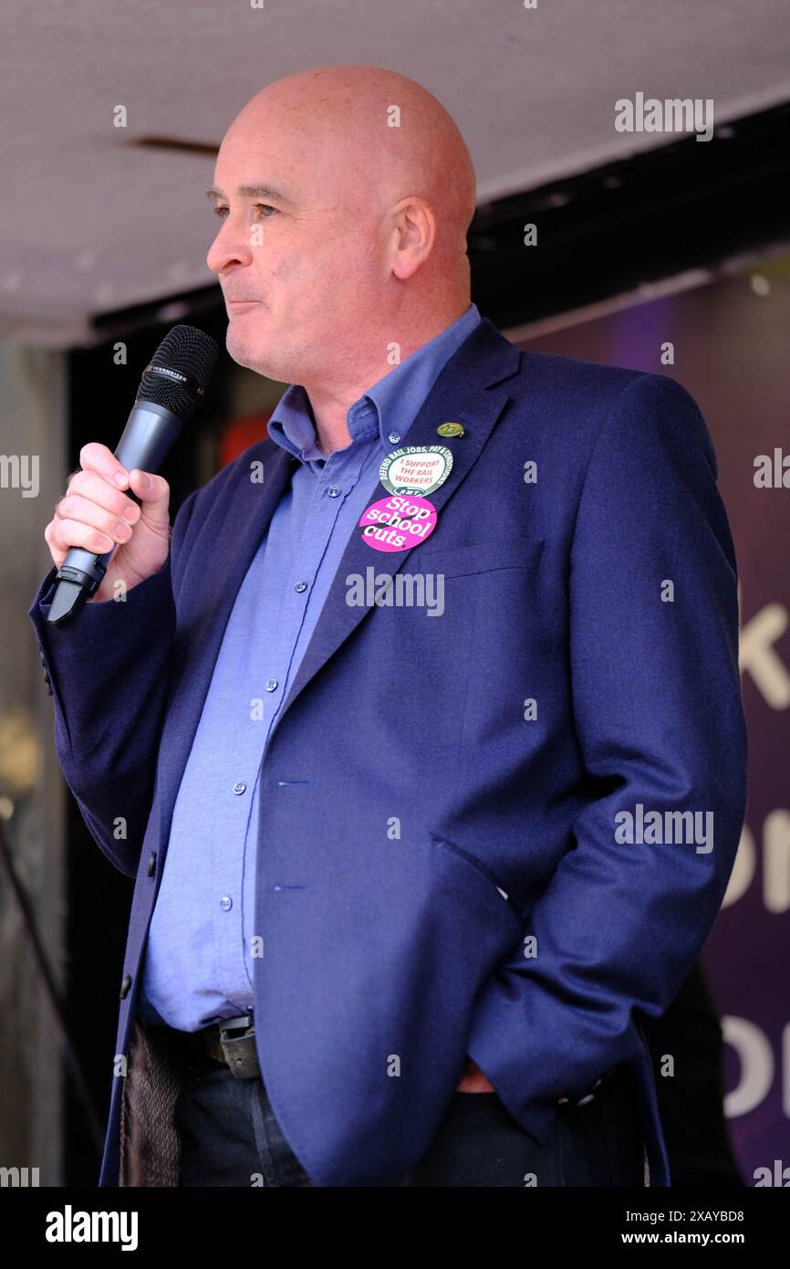 Londres, Royaume-Uni. 2 octobre 2022. Mick Lynch s'adresse aux milliers de partisans des syndicats lors de la manifestation Britain is Broken. Mark Lear / Alamy Banque D'Images