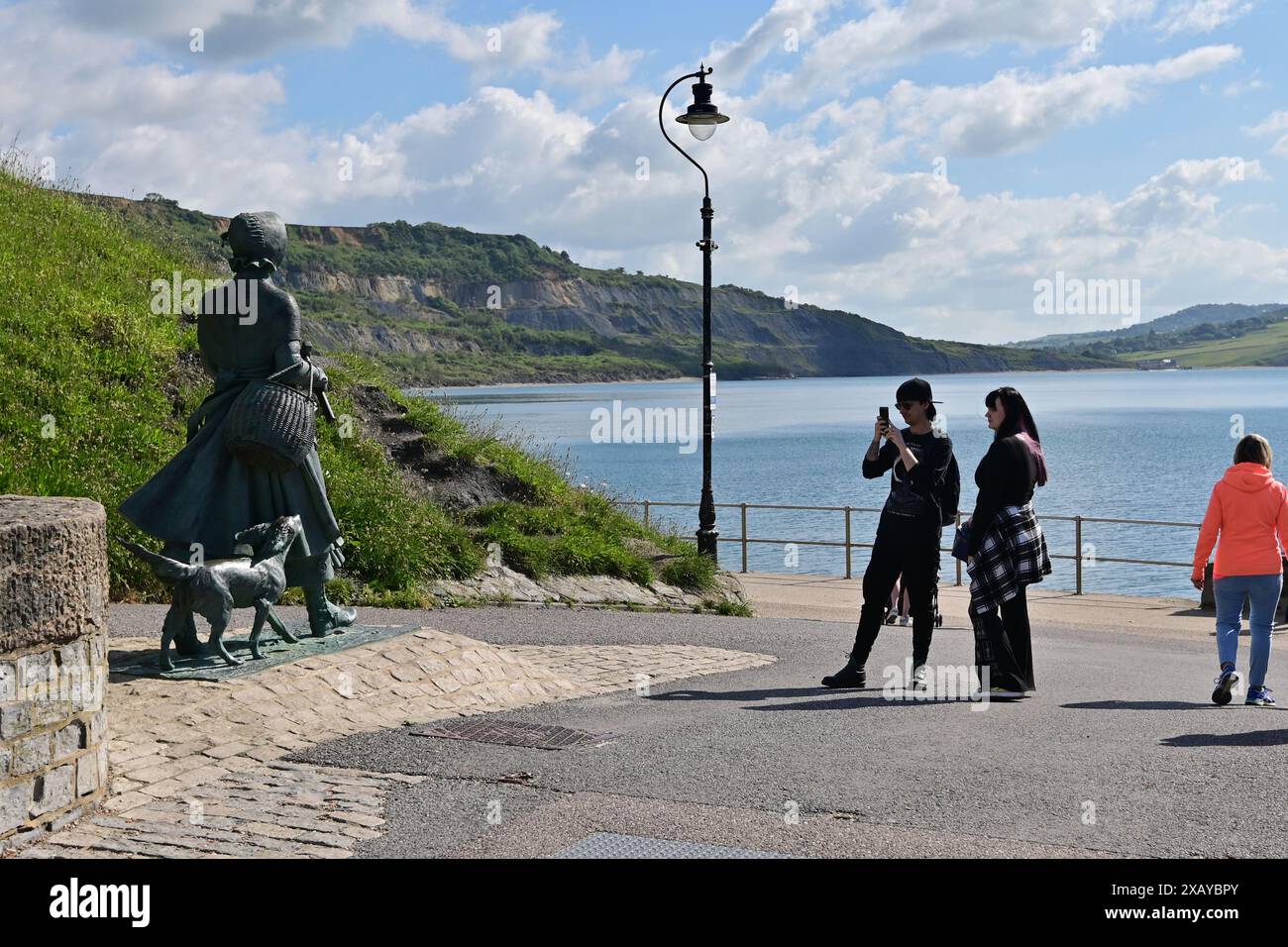 Devon, Royaume-Uni. 09 juin 2024. Mary Anning Rocks Statue considérée comme une attraction touristique dans Lyme Regis East Devon. Pionnier du XIXe siècle dans le domaine du chasseur de fossiles. Crédit photo : Robert Timoney/Alamy Live News Banque D'Images