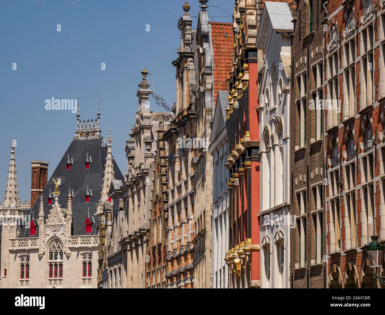 Rangée de bâtiments historiques avec façades et tours décoratives, de différentes couleurs et formes, Bruges, Belgique Banque D'Images