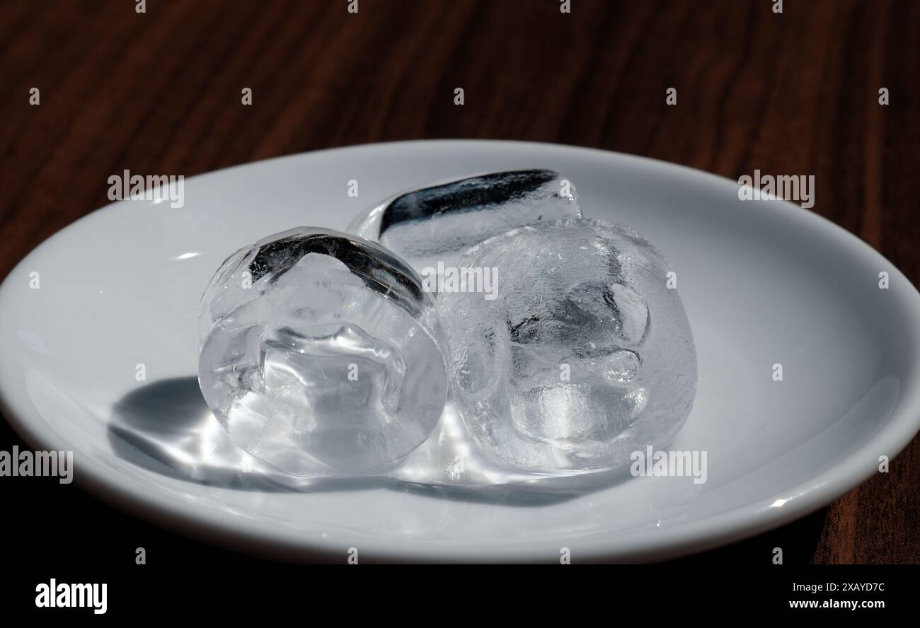 morceaux de glace sur une assiette Banque D'Images