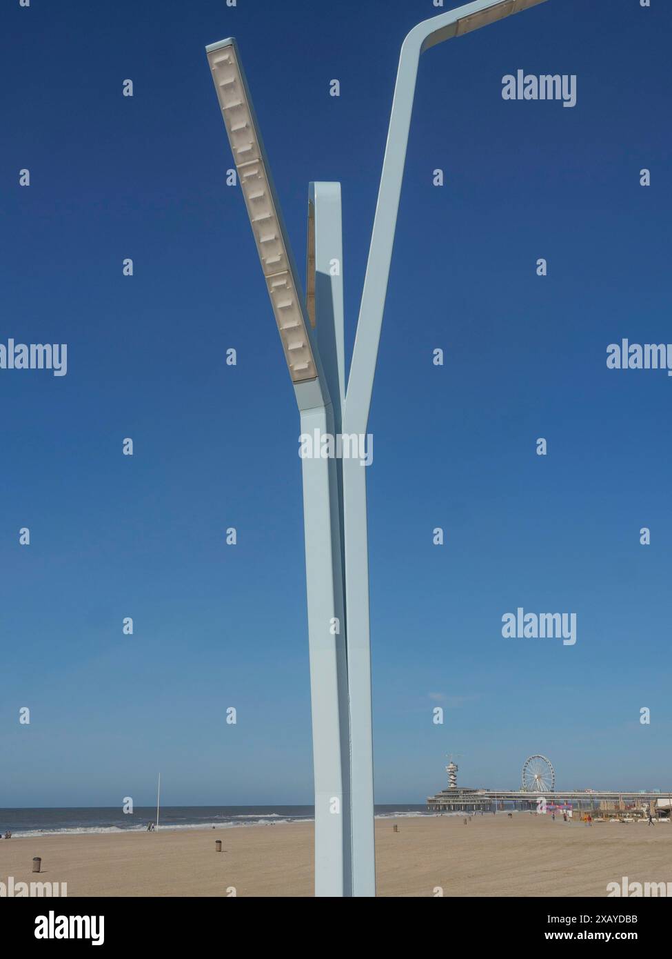 Lanterne moderne sur la plage devant un ciel bleu clair et la côte en arrière-plan, scheveningen, pays-bas Banque D'Images