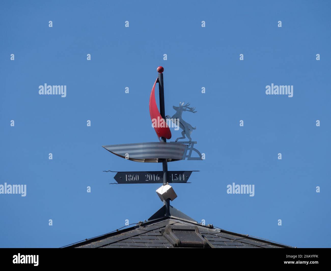 Girouette en forme de bateau avec une figure sous un ciel bleu clair, lueneburg, allemagne Banque D'Images