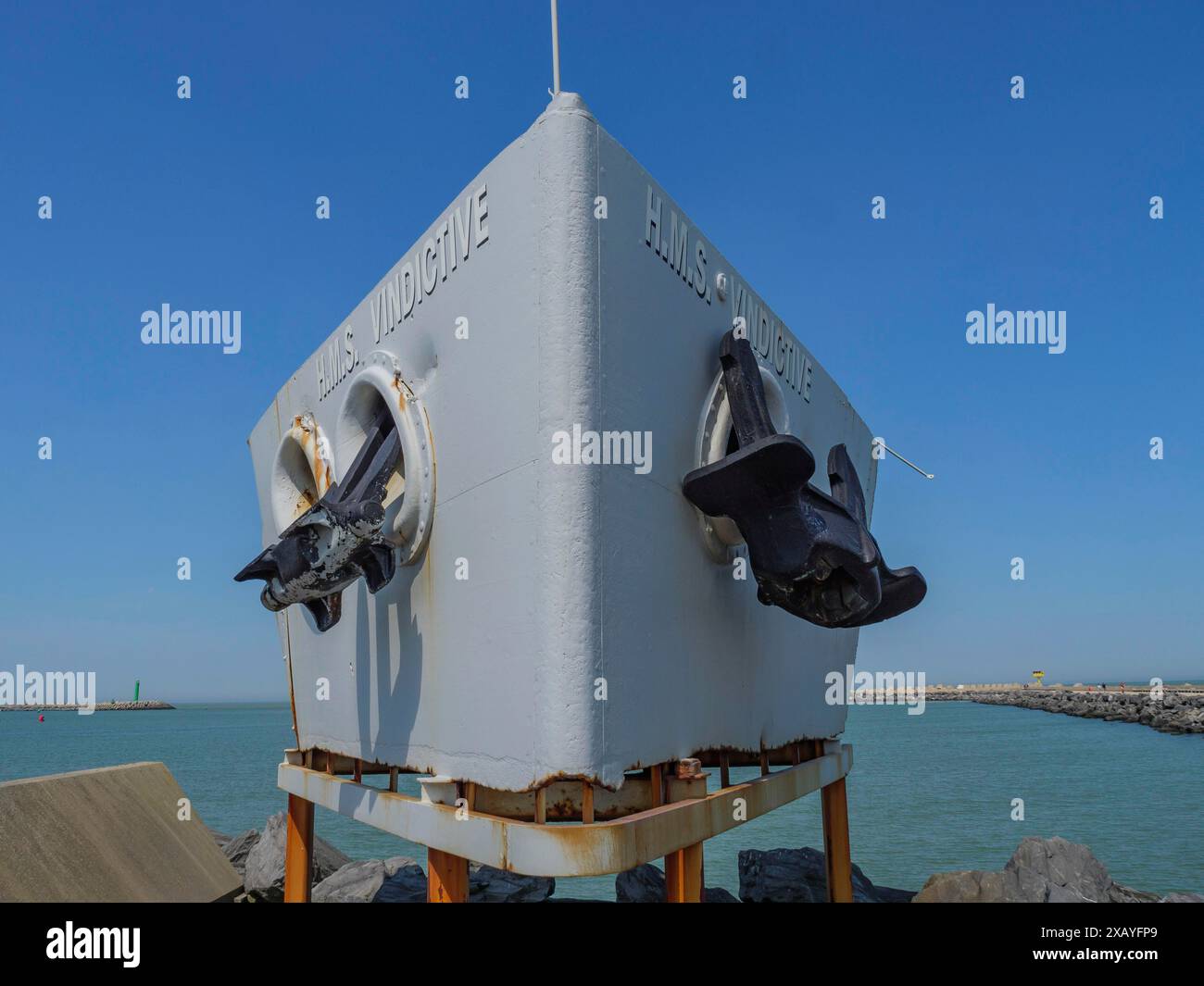 Grande ancre à la proue d'un navire au large de la côte sous un ciel dégagé, ostende, Belgique Banque D'Images