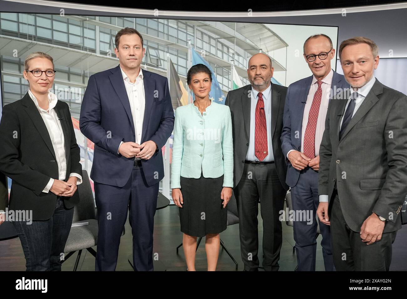 09 juin 2024, Berlin : Alice Weidel (gauche-droite), chef de groupe parlementaire et président du parti de l'AFD, Lars Klingbeil, président fédéral du SPD, Sahra Wagenknecht, président du parti Sahra Wagenknecht Alliance (BSW), Omid Nouripour, président fédéral de Bündnis 90/Die Grünen, Friedrich Merz, le président fédéral de la CDU et président du groupe parlementaire CDU/CSU, et Christian Lindner (FDP), ministre fédéral des Finances et président du parti FDP, participent au tour éléphant des dirigeants du parti dans le studio RTL/NTV après les élections européennes. Photo : Kay Nietfeld/dpa Banque D'Images