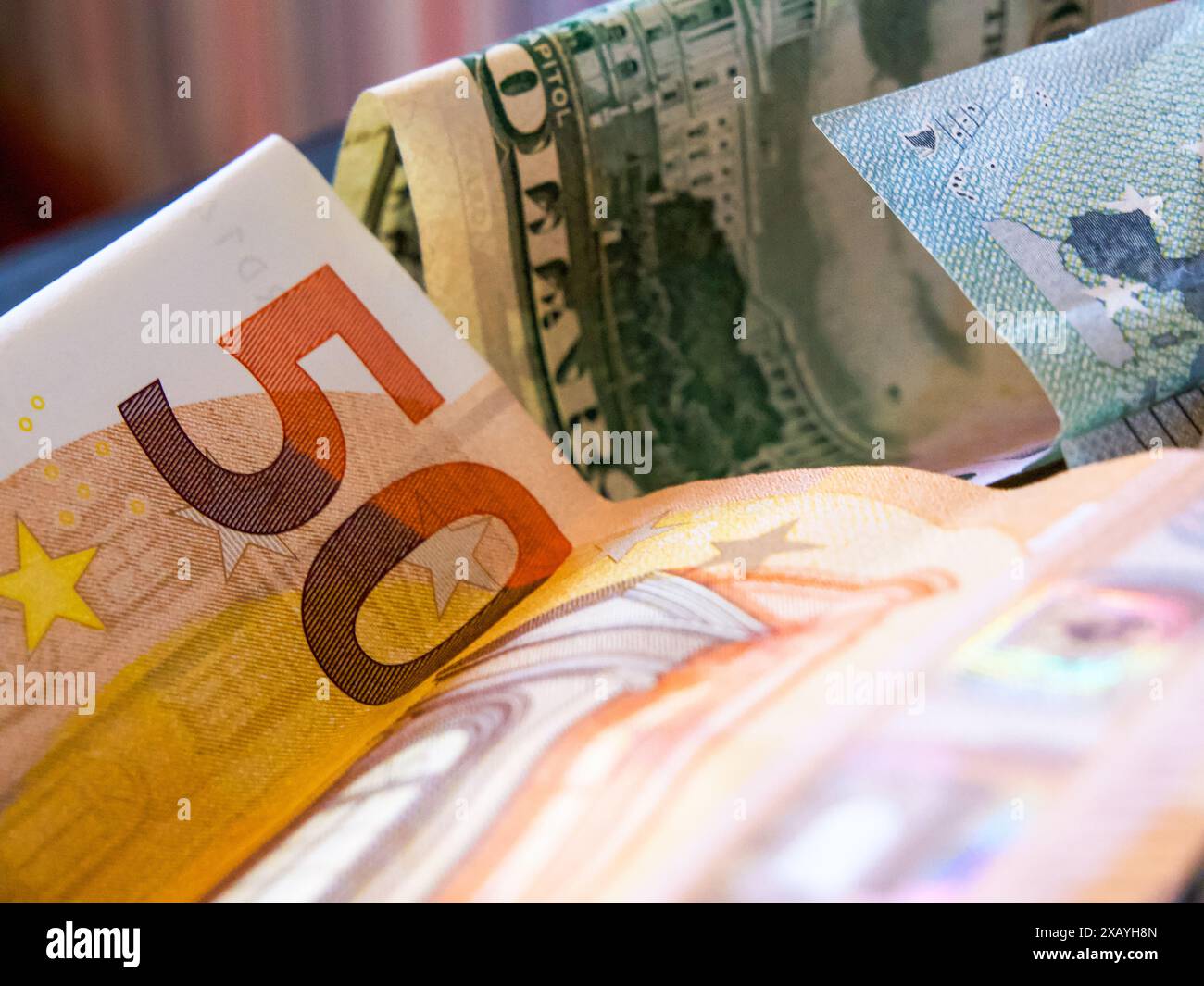 Gros plan sur les devises. Vue détaillée d'un billet de 50 € et d'un billet de 50 $, mettant en évidence les textures et les couleurs. Banque D'Images