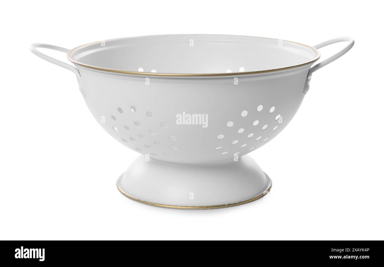 Une passoire métallique isolée sur blanc. Ustensile de cuisson Banque D'Images