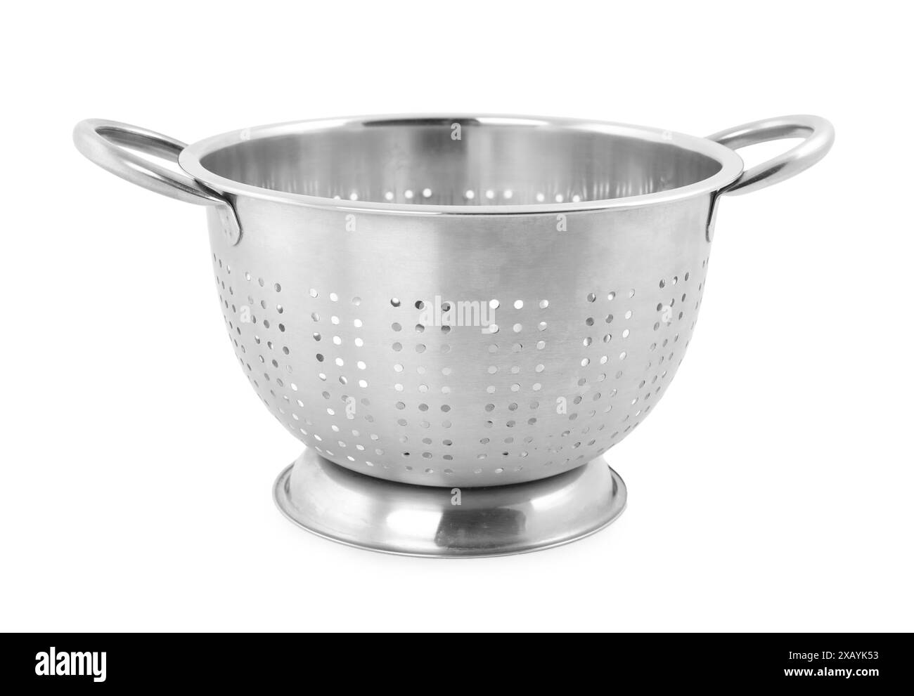 Une passoire métallique isolée sur blanc. Ustensile de cuisson Banque D'Images