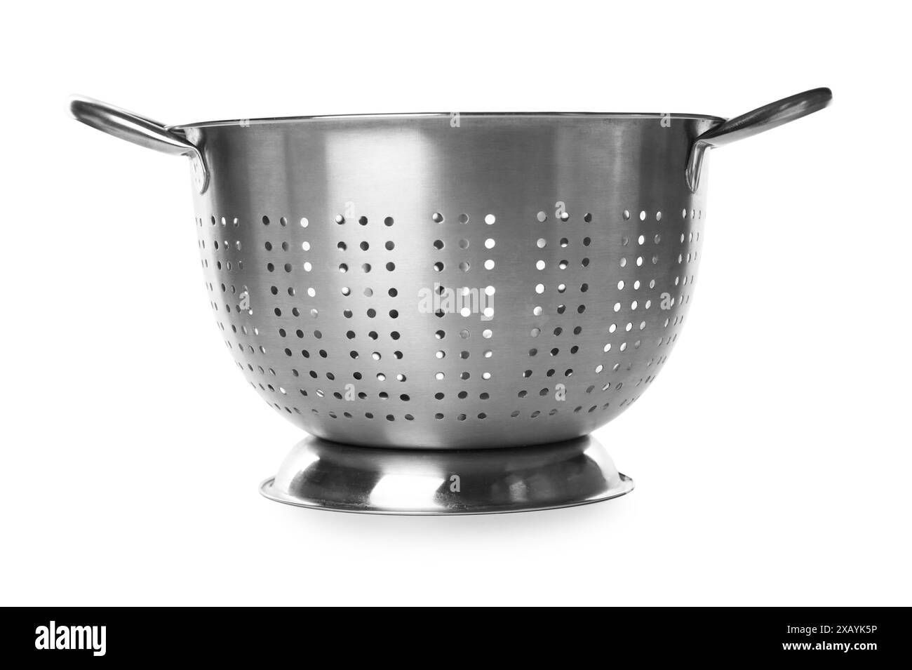 Une passoire métallique isolée sur blanc. Ustensile de cuisson Banque D'Images