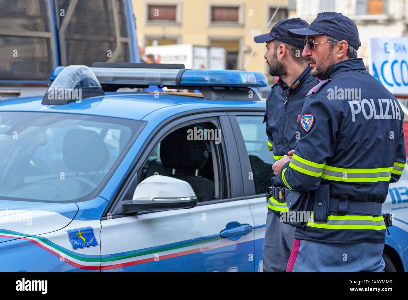 Florence, Italie - 02 avril 2019 : deux officiers de la Polizia Stradale près de leur voiture. La Polizia Stradale est la patrouille routière nationale de l'Italie et Banque D'Images