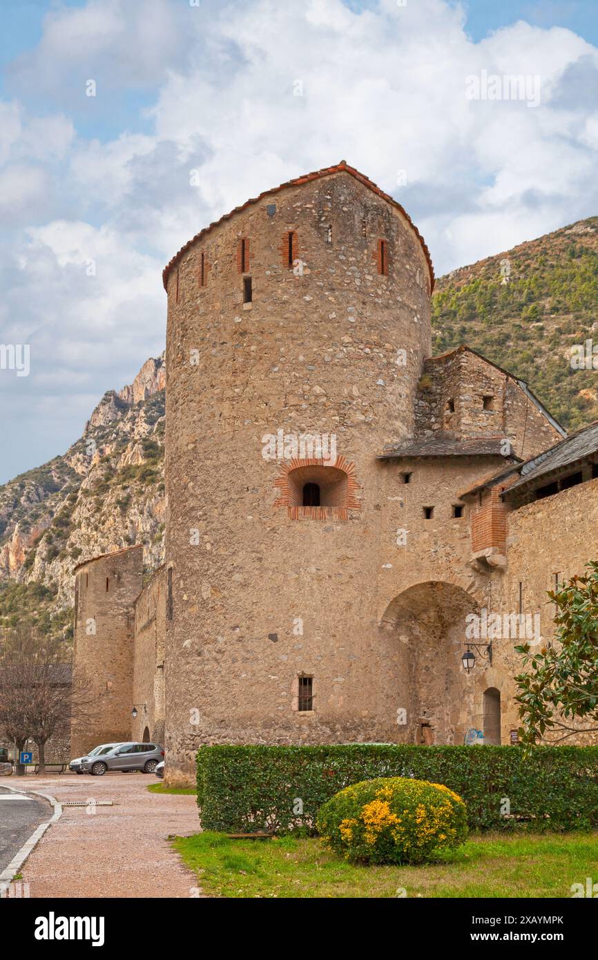Villefranche-de-Conflent, France - 11 décembre 2019 : la Tour du Diable, sur le côté sud des remparts fortifiés du village o Banque D'Images