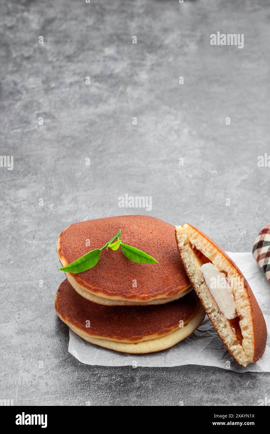Sandwich crêpe maison farci de crème fraîche sur fond gris Banque D'Images