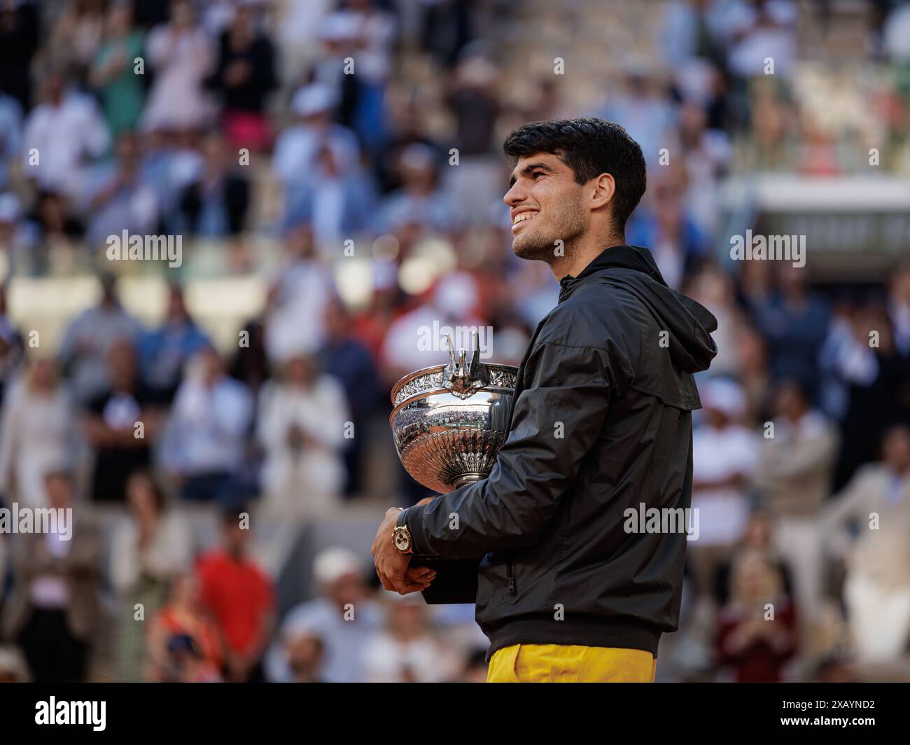 Paris, France. 09 juin 2024. Roland Garros, 09 juin 2024 : Carlos Alcaraz (ESP) avec la coupe des mousquetaires lors de l'Open de France 2024. Alamy Live News/Corleve crédit : Corleve/Alamy Live News Banque D'Images