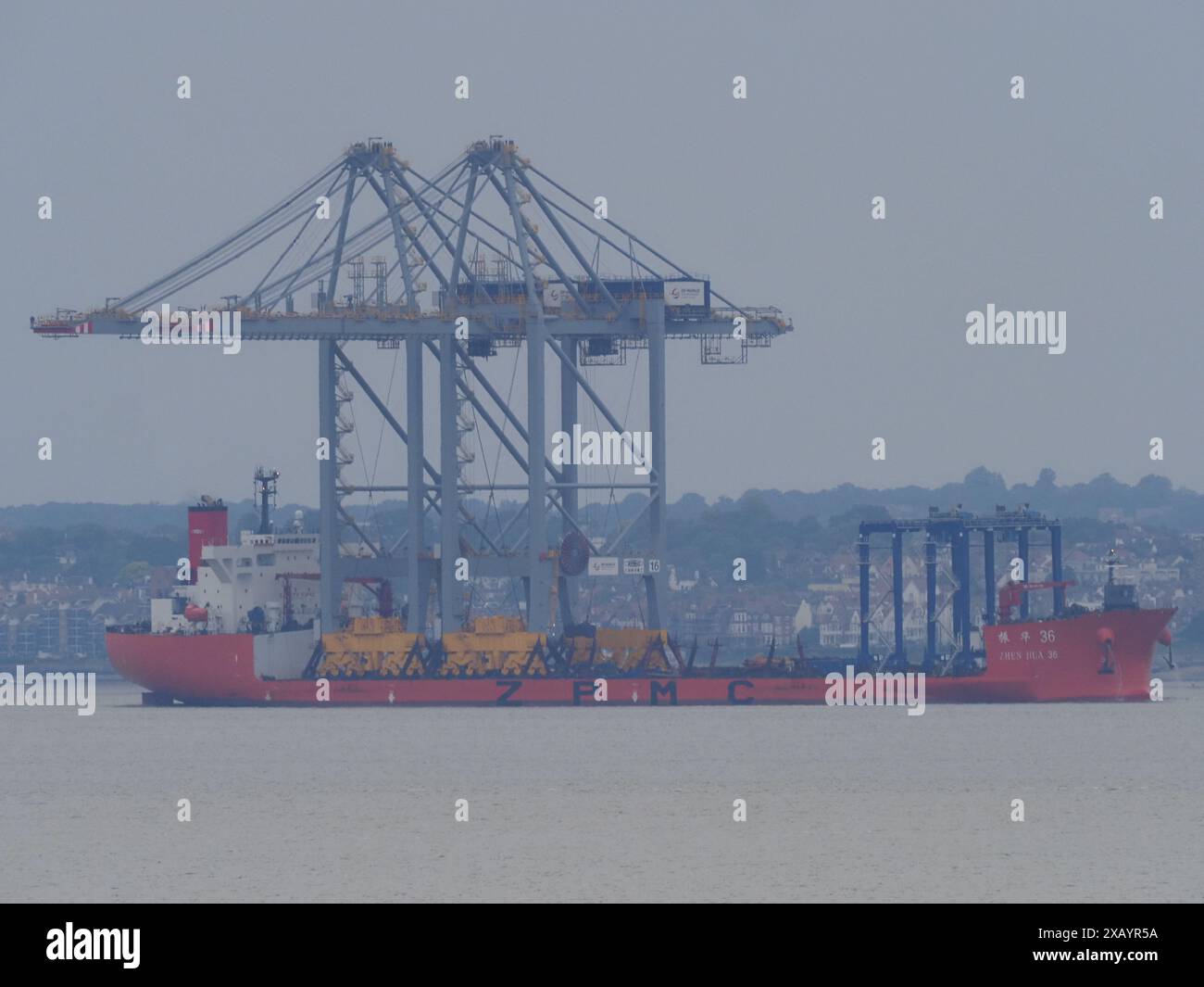 Sheerness, Kent, Royaume-Uni. 9 juin 2024. Le navire de transport lourd Zhen Hua 36 transportant deux grues de quai (qui pour le profane sembleraient précaires équilibrées) alors qu'il quitte la Tamise après être arrivé avec 4 grues et avoir déposé deux grues à London Gateway plus tôt dans la semaine. Crédit : James Bell/Alamy Live News Banque D'Images