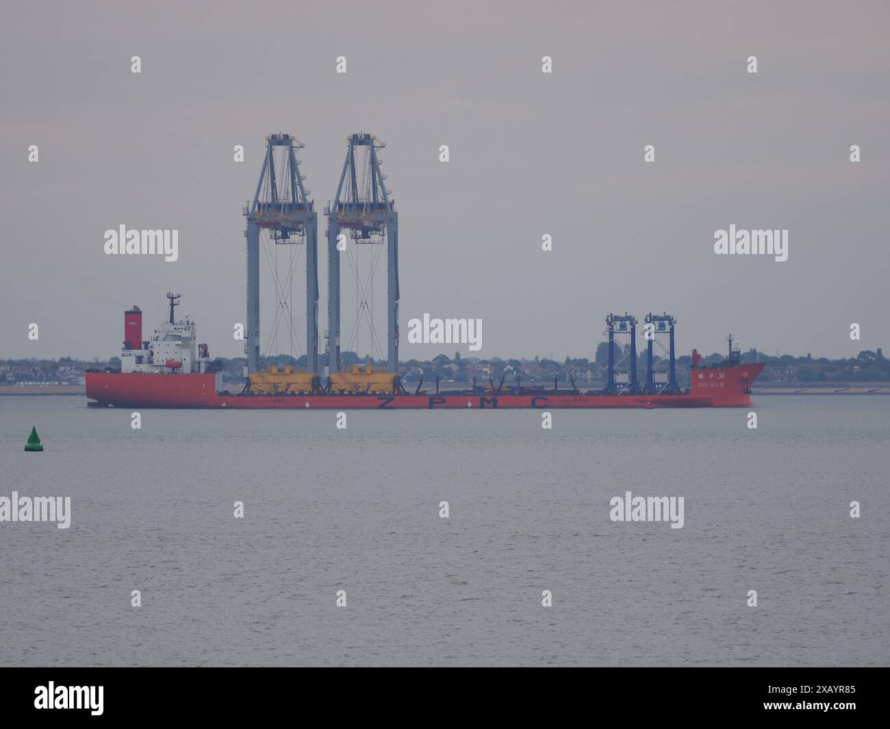 Sheerness, Kent, Royaume-Uni. 9 juin 2024. Le navire de transport lourd Zhen Hua 36 transportant deux grues de quai (qui pour le profane sembleraient précaires équilibrées) alors qu'il quitte la Tamise après être arrivé avec 4 grues et avoir déposé deux grues à London Gateway plus tôt dans la semaine. Crédit : James Bell/Alamy Live News Banque D'Images