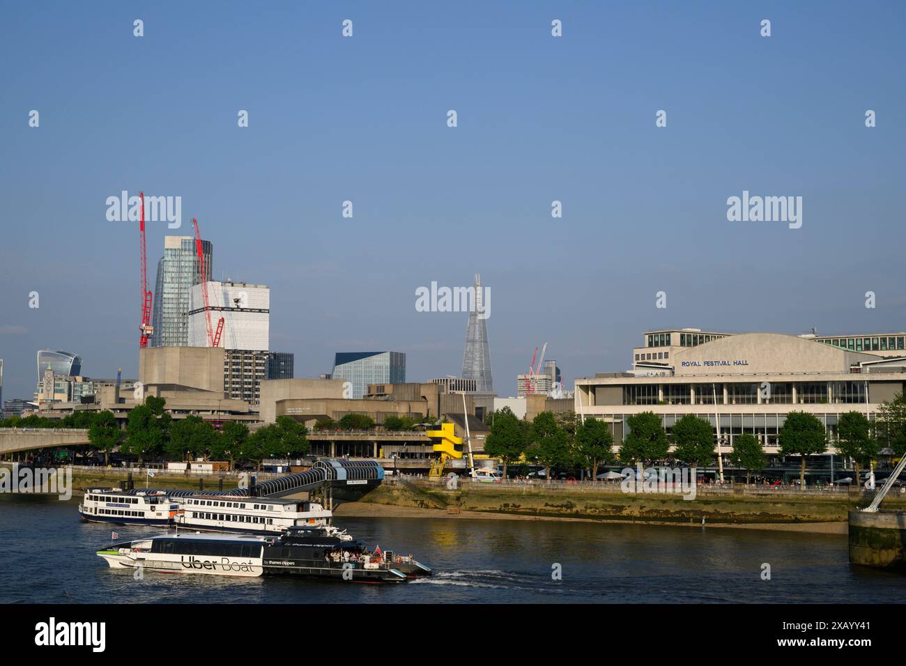 Un bateau sur la rivière Thames Clippers passant devant le Royal Festival Hall, South Bank Centre, Londres, Royaume-Uni. 18 mai 2024 Banque D'Images
