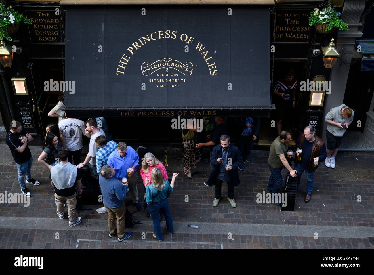 Les gens boivent dehors, la princesse de Galles, Villiers Street, Londres, Royaume-Uni. 18 mai 2024 Banque D'Images