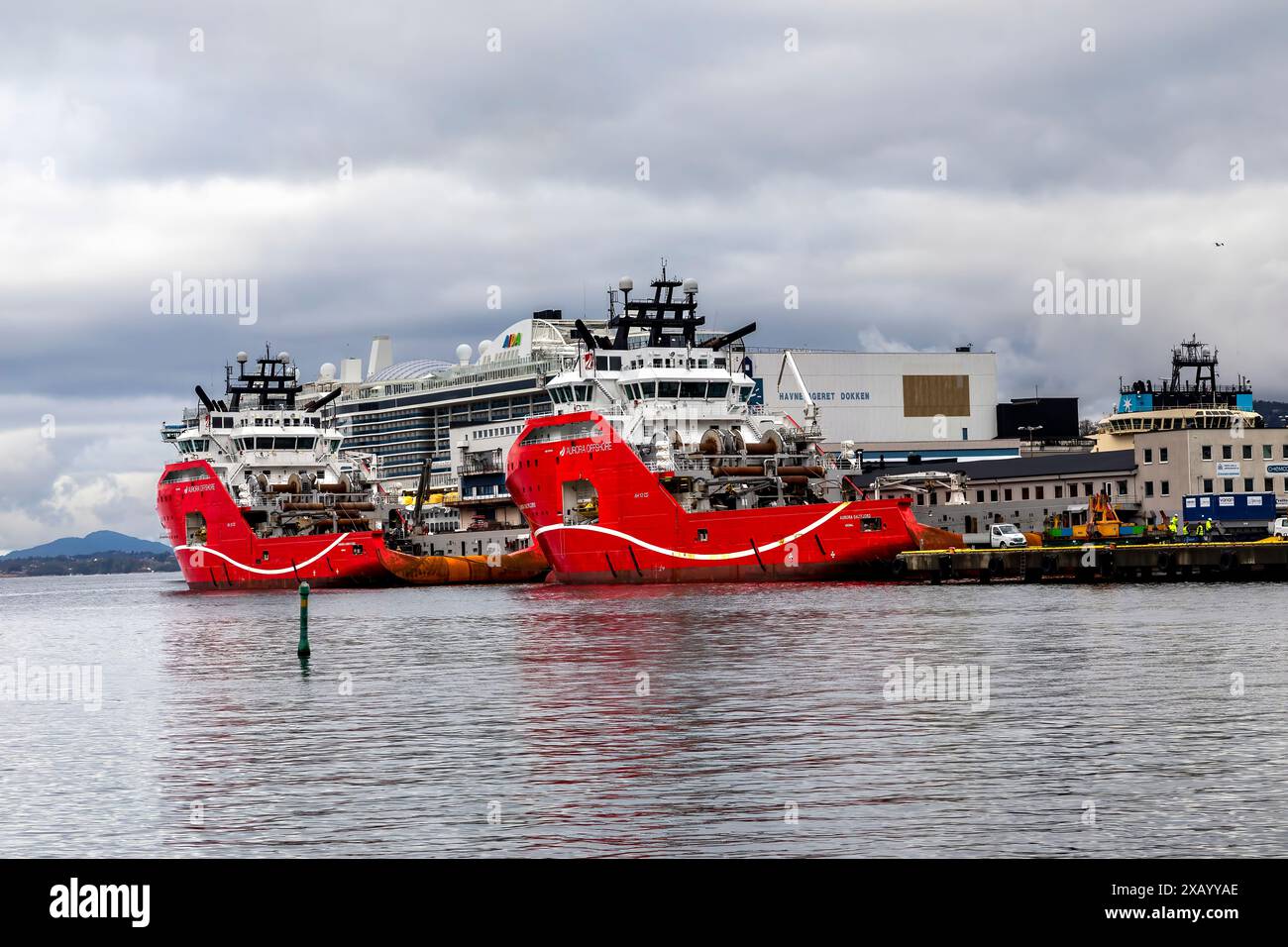 Navires jumeaux au large des navires de ravitaillement de remorqueurs de manutention d'ancres AHTS KL Sandefjord et KL Saltfjord au quai de Dokksskjaerskaien (Dokkeskjærskaien), au port o Banque D'Images
