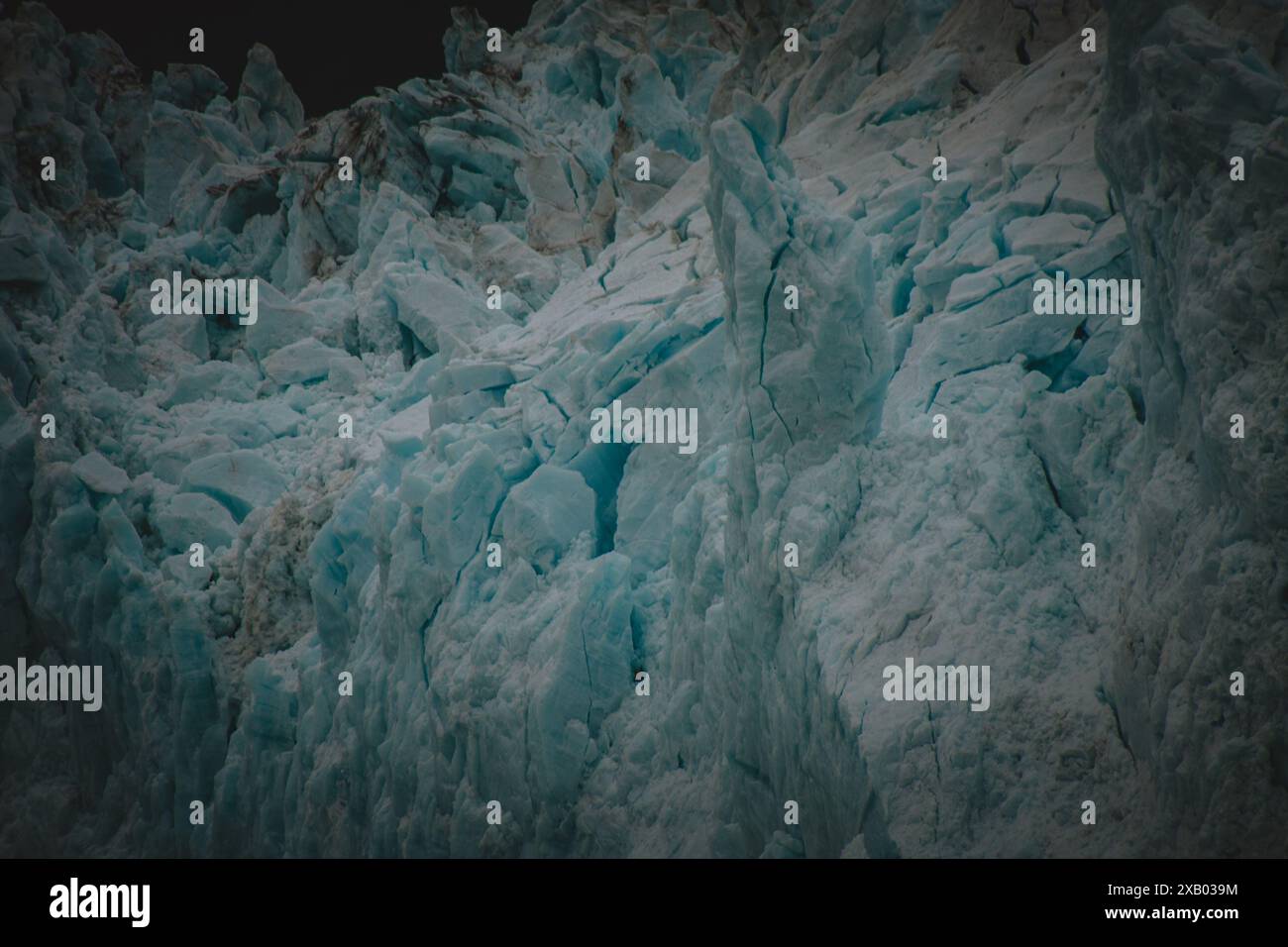 Explorez les textures de glace complexes d'un glacier d'Alaska. Parfait pour les documentaires, les projets environnementaux et le matériel éducatif mettant en valeur th Banque D'Images