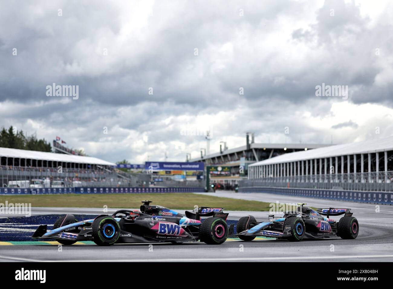 Montréal, Canada. 09 juin 2024. Esteban Ocon (FRA) Alpine F1 Team A524 mène son coéquipier Pierre Gasly (FRA) Alpine F1 Team A524. 09.06.2024. Championnat du monde de formule 1, Rd 9, Grand Prix du Canada, Montréal, Canada, jour de la course. Le crédit photo devrait se lire : XPB/Alamy Live News. Banque D'Images