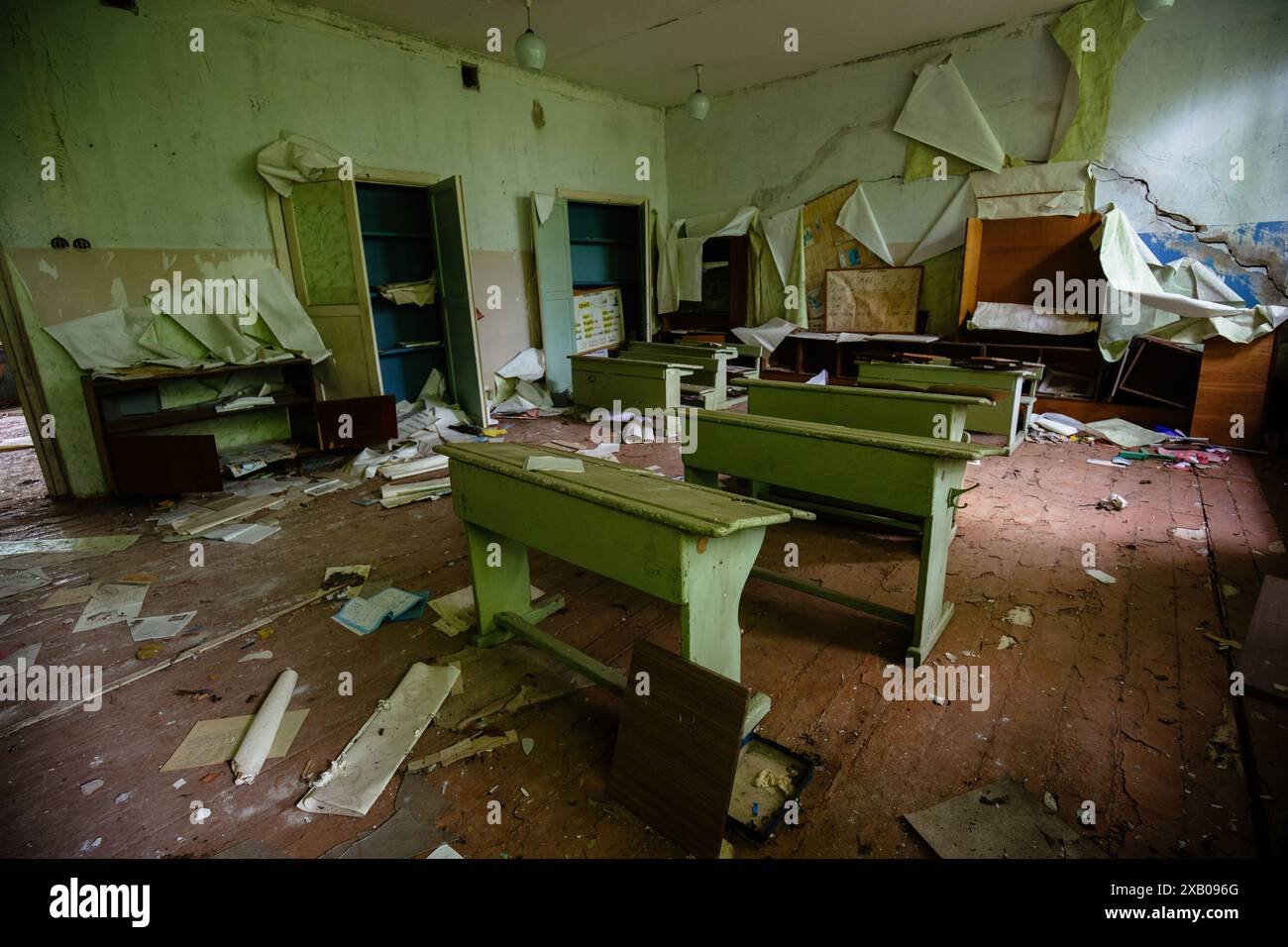Salle de classe ruinée dans une école abandonnée. Banque D'Images