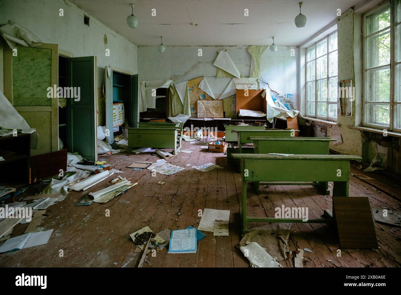 Salle de classe ruinée dans une école abandonnée. Banque D'Images