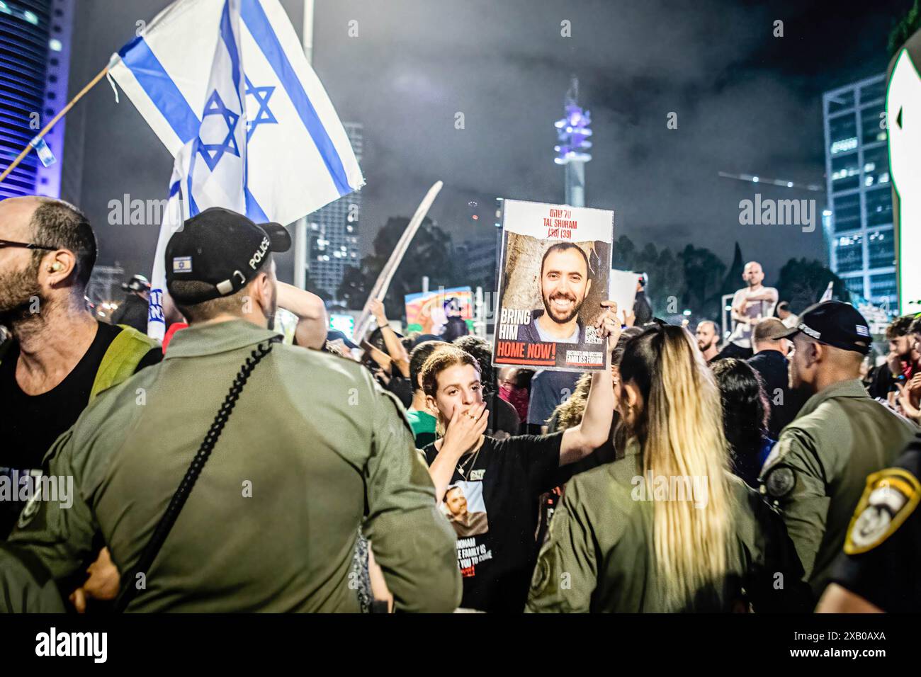 Un manifestant tient une pancarte avec l'image de Tal Shoham, qui est retenu en otage par le Hamas à Gaza lors d'une manifestation. Des milliers de manifestants se sont rassemblés dans différents endroits à travers Israël samedi soir pour appeler à un accord d'otages et à de nouvelles élections quelques heures seulement après la nouvelle du sauvetage des quatre otages C Noa Argamani, Almog Meir Jan, Andrey Kozlov et Shlomi Ziv C. Banque D'Images Un manifestant tient une pancarte avec l'image de Tal Shoham, qui est retenu en otage par le Hamas à Gaza lors d'une manifestation. Des milliers de manifestants se sont rassemblés dans différents endroits à travers Israël samedi soir pour appeler à un accord d'otages et à de nouvelles élections quelques heures seulement après la nouvelle du sauvetage des quatre otages C Noa Argamani, Almog Meir Jan, Andrey Kozlov et Shlomi Ziv C. Banque D'Images