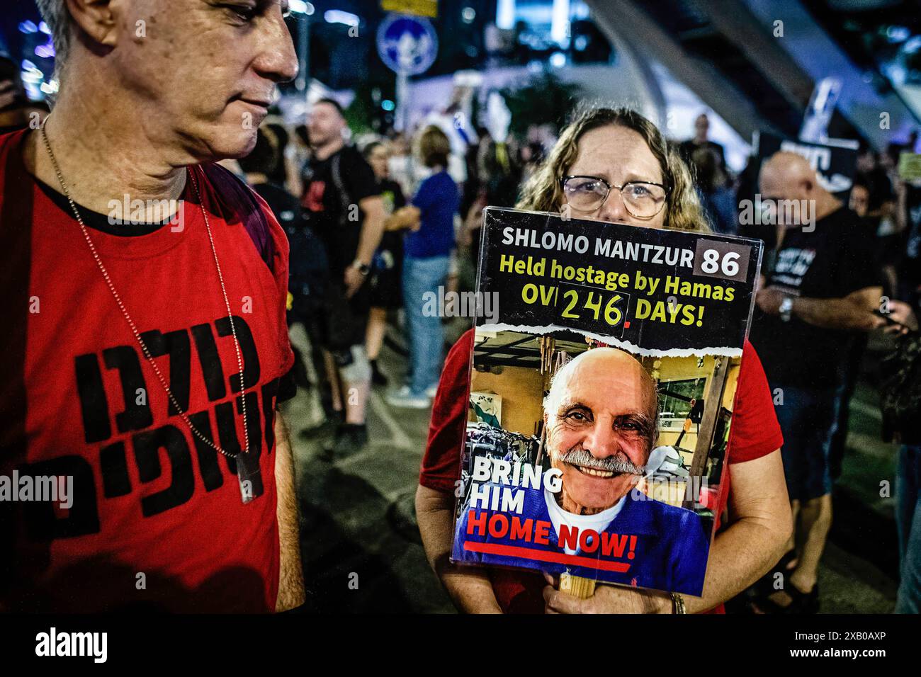 Une femme tient une pancarte avec la photo de Shlomo Mantzur, 86 ans, qui est retenu en otage par le Hamas à Gaza pendant une manifestation. Des milliers de manifestants se sont rassemblés dans différents endroits à travers Israël samedi soir pour appeler à un accord d'otages et à de nouvelles élections quelques heures seulement après la nouvelle du sauvetage des quatre otages C Noa Argamani, Almog Meir Jan, Andrey Kozlov et Shlomi Ziv C. Banque D'Images Une femme tient une pancarte avec la photo de Shlomo Mantzur, 86 ans, qui est retenu en otage par le Hamas à Gaza pendant une manifestation. Des milliers de manifestants se sont rassemblés dans différents endroits à travers Israël samedi soir pour appeler à un accord d'otages et à de nouvelles élections quelques heures seulement après la nouvelle du sauvetage des quatre otages C Noa Argamani, Almog Meir Jan, Andrey Kozlov et Shlomi Ziv C. Banque D'Images
