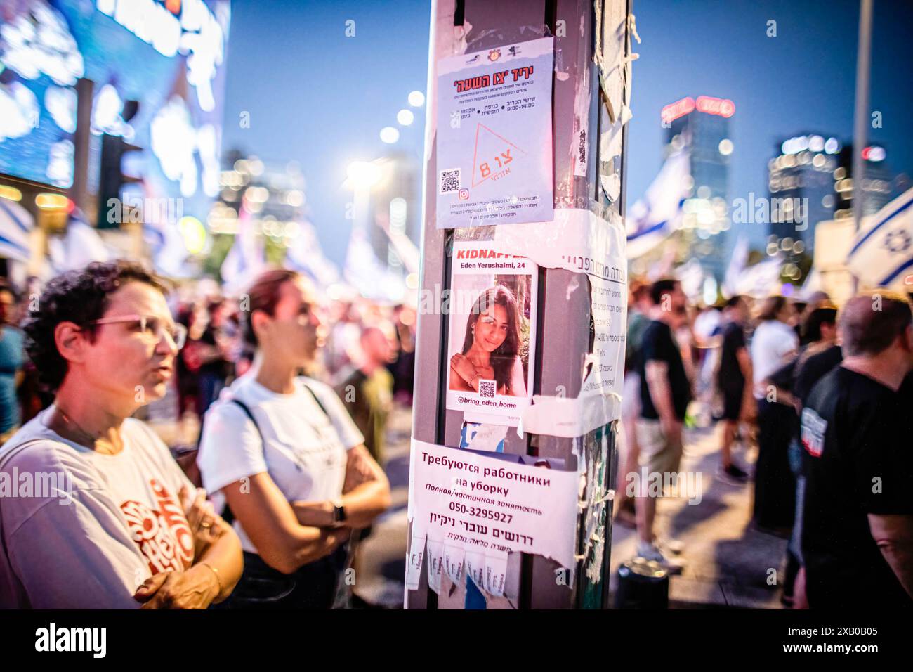 Les manifestants se tiennent à côté d'une petite image d'Eden Yerushalmi qui est prise en otage par le Hamas à Gaza lors d'une manifestation. Des milliers de manifestants se sont rassemblés dans différents endroits à travers Israël samedi soir pour appeler à un accord d'otages et à de nouvelles élections quelques heures seulement après la nouvelle du sauvetage des quatre otages C Noa Argamani, Almog Meir Jan, Andrey Kozlov et Shlomi Ziv C. Banque D'Images Les manifestants se tiennent à côté d'une petite image d'Eden Yerushalmi qui est prise en otage par le Hamas à Gaza lors d'une manifestation. Des milliers de manifestants se sont rassemblés dans différents endroits à travers Israël samedi soir pour appeler à un accord d'otages et à de nouvelles élections quelques heures seulement après la nouvelle du sauvetage des quatre otages C Noa Argamani, Almog Meir Jan, Andrey Kozlov et Shlomi Ziv C. Banque D'Images