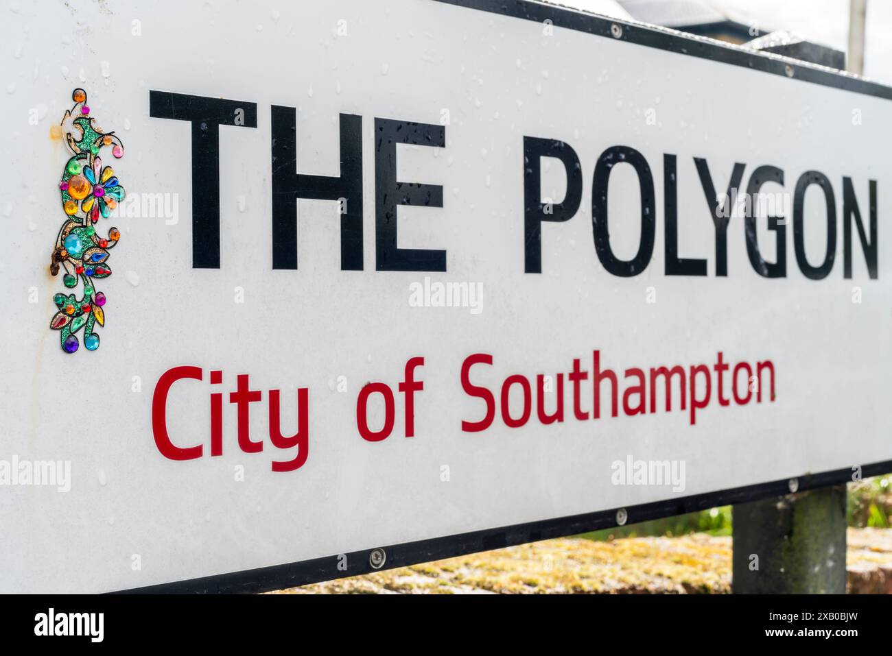 Ville de Southampton - le panneau de rue Polygon avec de petites décorations colorées, Southampton, Hampshire, Angleterre, Royaume-Uni Banque D'Images