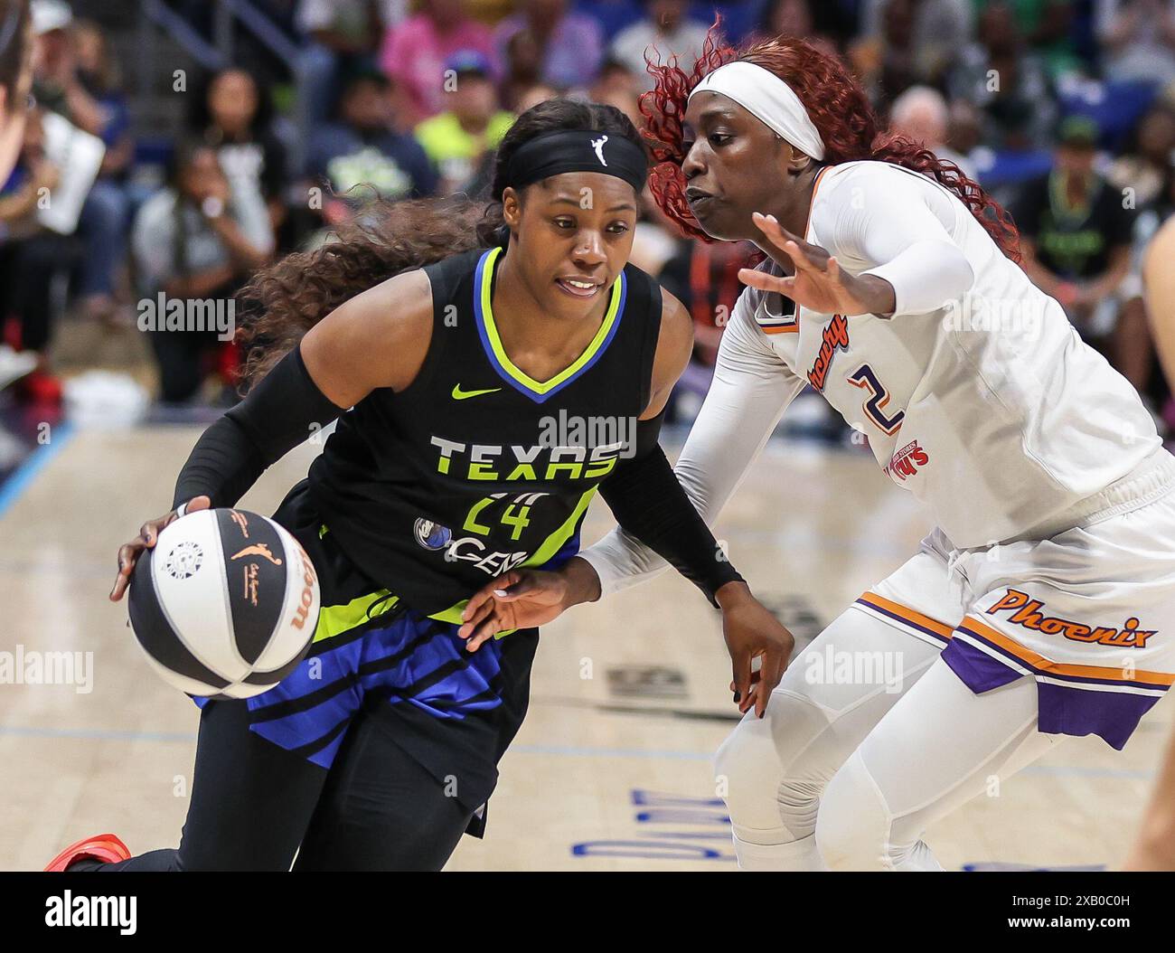 9 juin 2024 : Arike de Dallas. Ogunbowale (24 ans) tente de dribbler autour d'un défenseur lors du match de basket-ball WNBA entre les Dallas Wings et le Phoenix Mercury au College Park Center à Arlington, Texas. Kyle Okita/CSM Banque D'Images