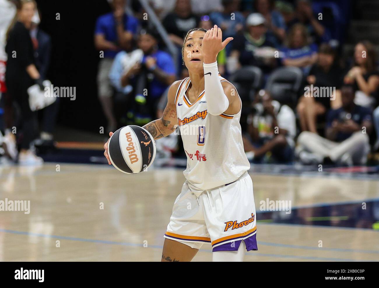 Arlington, Texas, États-Unis. 9 juin 2024. Natasha Cloud de Phoenix (0) fait des gestes à ses coéquipières lors du match de basket-ball WNBA entre les Dallas Wings et le Phoenix Mercury au College Park Center à Arlington, Texas. Kyle Okita/CSM/Alamy Live News Banque D'Images