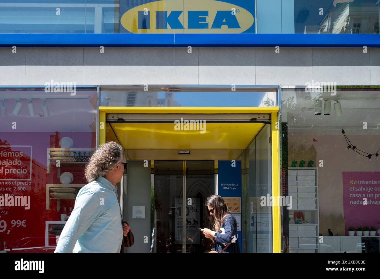 Madrid, Espagne. 1er juin 2024. Les piétons passent devant le magasin suédois de la société de meubles Ikea en Espagne. (Crédit image : © Xavi Lopez/SOPA images via ZUMA Press Wire) USAGE ÉDITORIAL SEULEMENT! Non destiné à UN USAGE commercial ! Banque D'Images