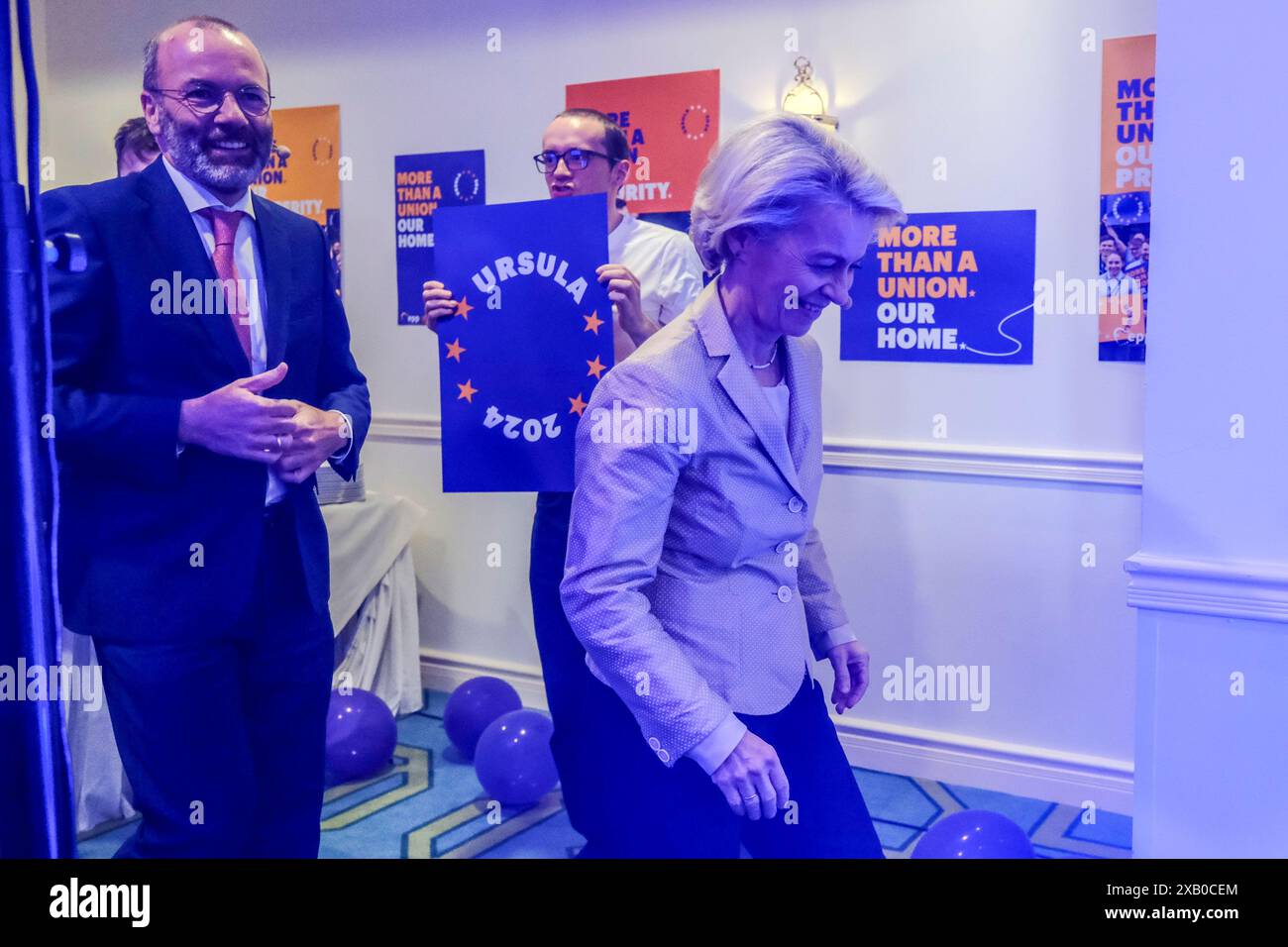 Bruxelles, Belgique. 09 juin 2024. Le président du PPE Manfred Weber et la présidente de la Commission européenne et candidate principale du PPE Ursula von der Leyen prononcent un discours lors d'une soirée d'élection du PPE après le vote pour l'élection du Parlement européen à Bruxelles, Belgique, le 9 juin 2024. Crédit : ALEXANDROS MICHAILIDIS/Alamy Live News Banque D'Images