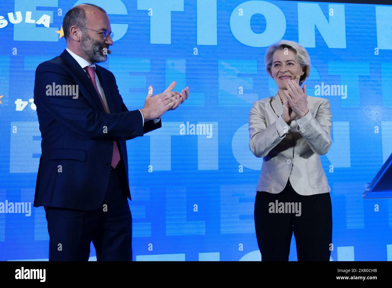 Bruxelles, Belgique. 09 juin 2024. Le président du PPE Manfred Weber et la présidente de la Commission européenne et candidate principale du PPE Ursula von der Leyen prononcent un discours lors d'une soirée d'élection du PPE après le vote pour l'élection du Parlement européen à Bruxelles, Belgique, le 9 juin 2024. Crédit : ALEXANDROS MICHAILIDIS/Alamy Live News Banque D'Images