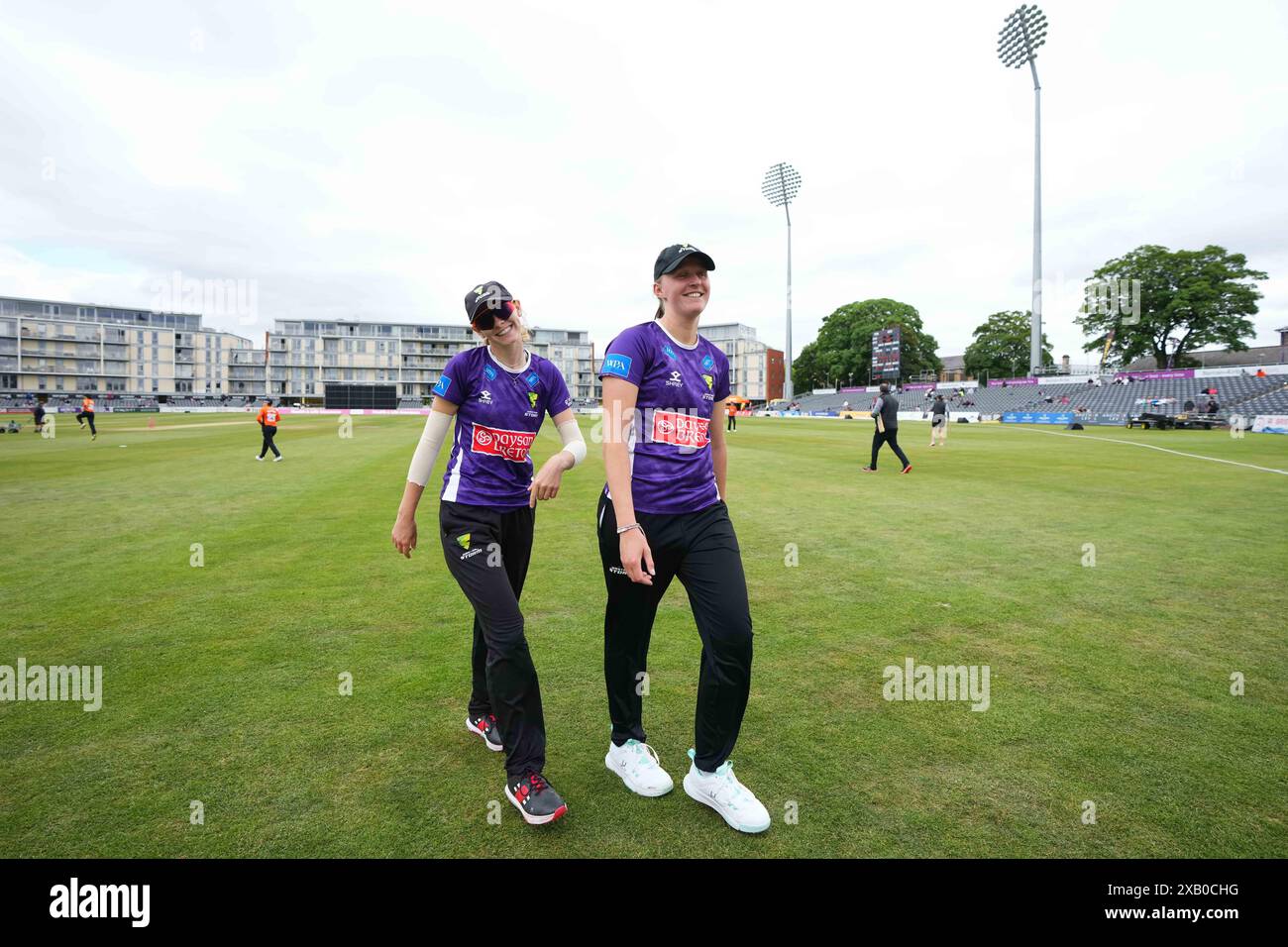 Bristol, Royaume-Uni, 9 juin 2024. Sophia Smale de Western Storm et Lauren Filer lors du match de la Charlotte Edwards Cup entre Western Storm et Southern Vipers. Crédit : Robbie Stephenson/Western Storm/Alamy Live News Banque D'Images